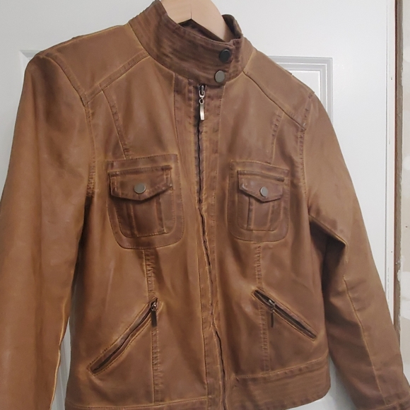 A coat - Picture 2 of 8